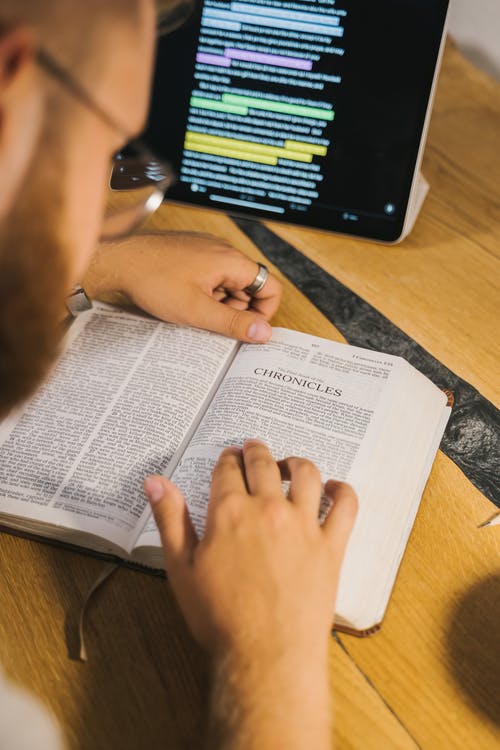 Fördermöglichkeiten von Erwachsenenbildung in Kirchgemeinden